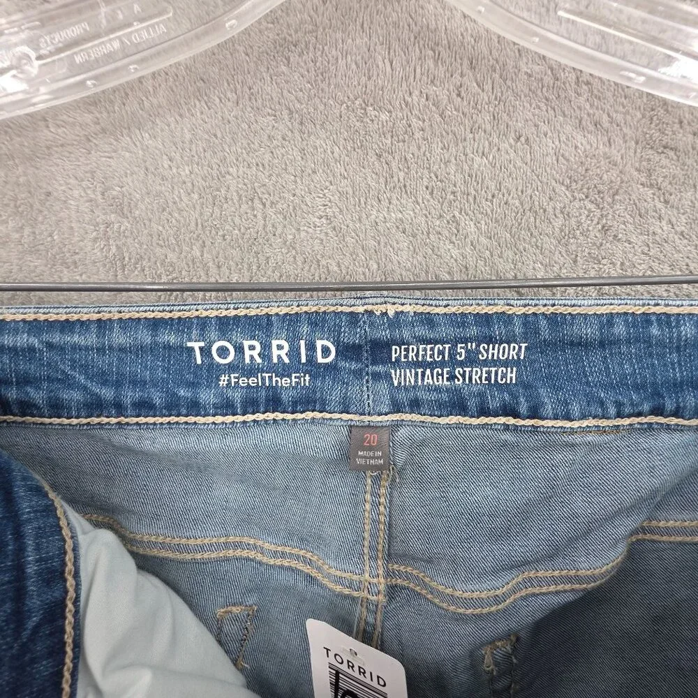 Torrid 5 Inch Perfect Boyfriend Classic Denim Mid Rise Shorts 20 Studs Plus New